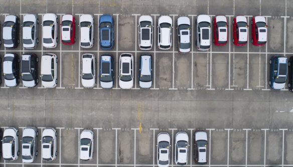 Személyautók egy parkolóban felülnézetből