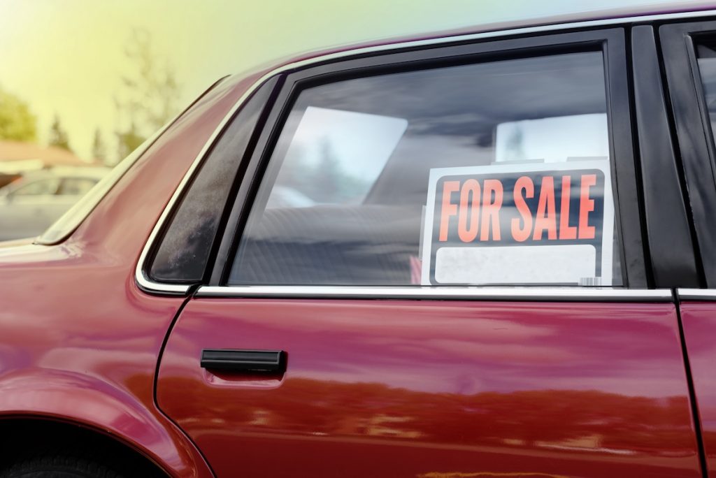 Eladóvá vált autó, ablakában "for sale" feliratú papírral