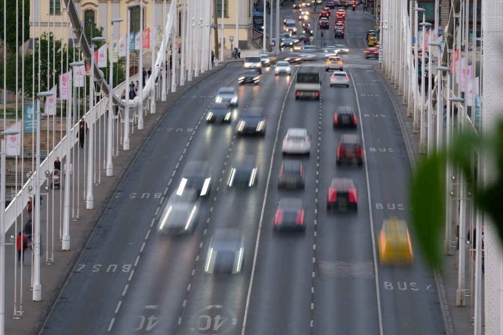Forgalom Budapest egyik hídján