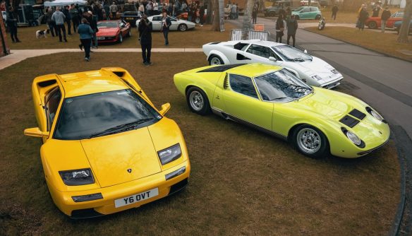 Balról jobbra egy sárga Lamborghini Diablo, zöld Lamborghini Miura és fehér Lamborghini Countach egy autótalálkozón.