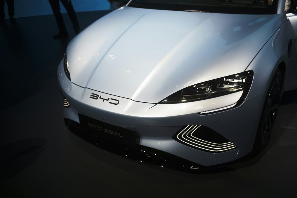 BYD SEAL autó motorházteteje, elején a BYD logóval.