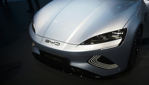 BYD SEAL autó motorházteteje, elején a BYD logóval.