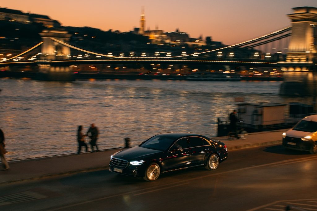 Autó a budapesti naplementében
