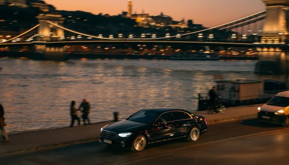 Autó a budapesti naplementében