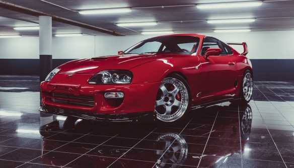Piros Toyota Supra egy üres parkolóházban