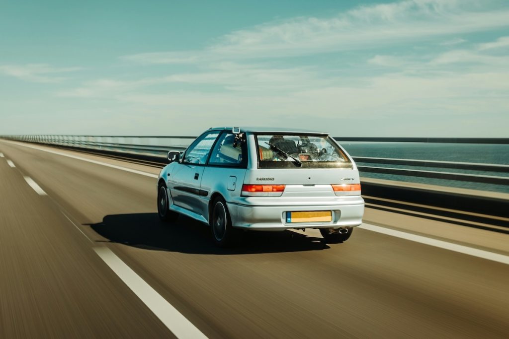 Suzuki Swift az autópályán.