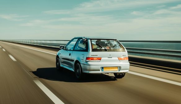 Suzuki Swift az autópályán.