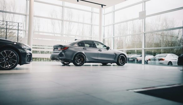 Új autó a kereskedésben. Márciusban több autót helyeztek forgalomba mint 2025 februárban, és mint az előző év azonos időszakában.