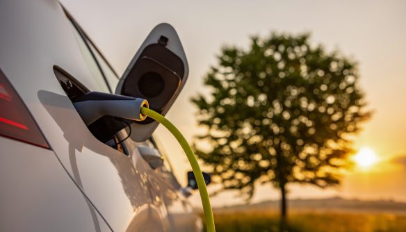 Elektromos vagy hibrid autó töltése.