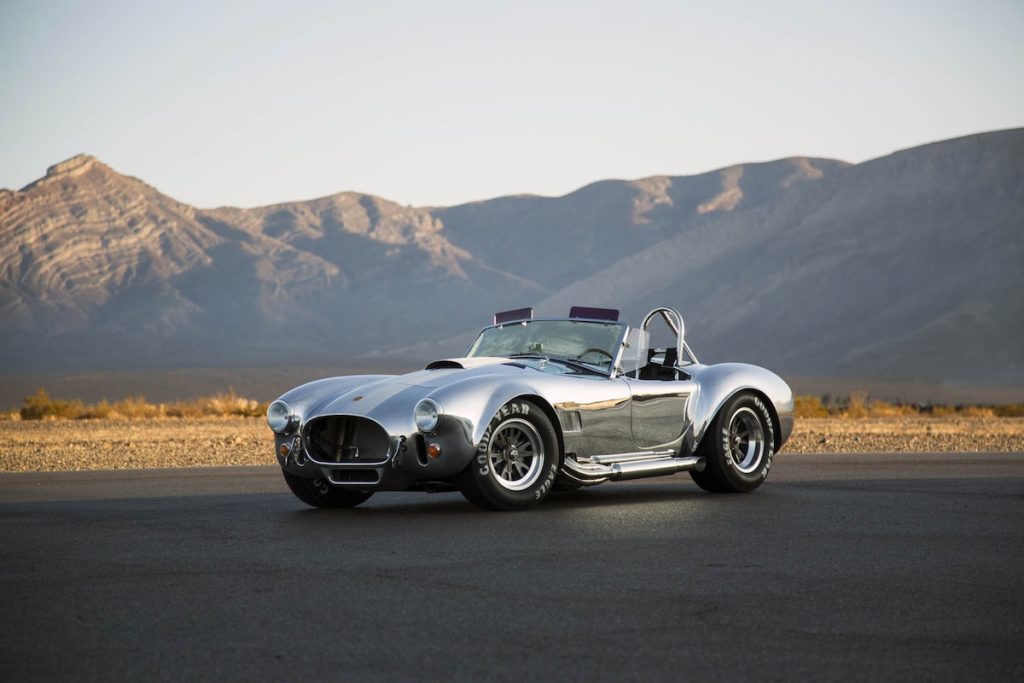 Egy ezüstszínű Shelby Cobra 427
