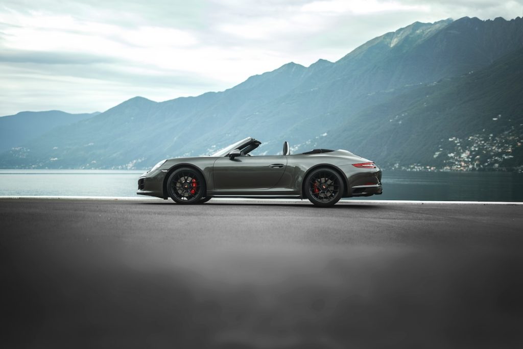 Szürke Porsche 911 Cabriolet.
