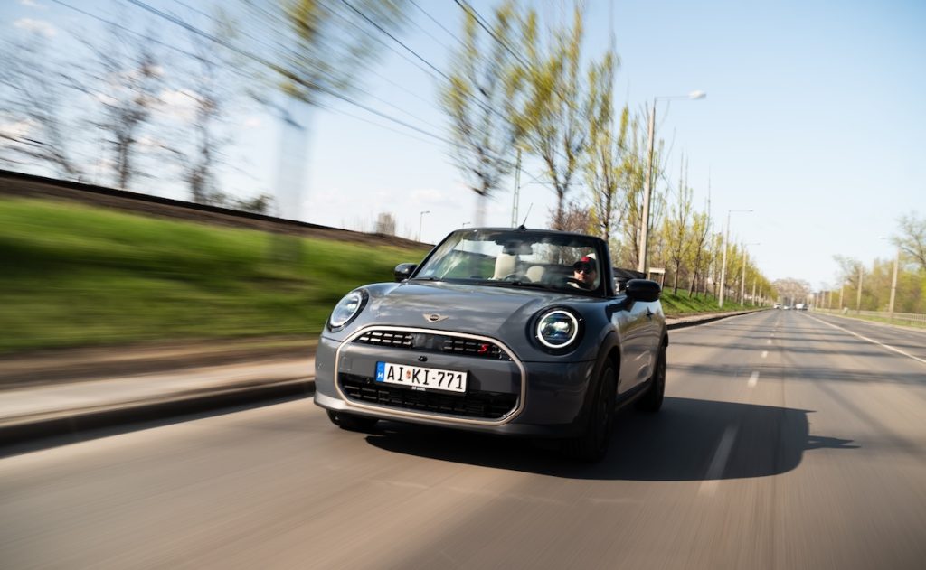 Szürke Mini Cooper Cabrio