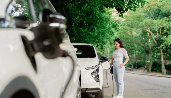 Elektromos autók az utcán, töltés közben.
