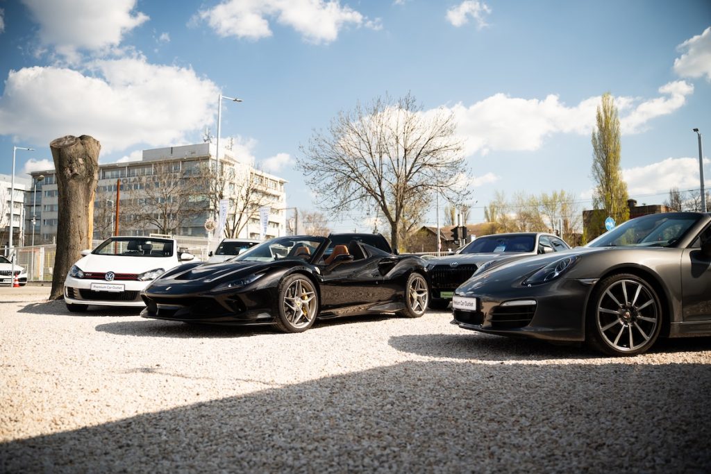 Fekete Ferrari Spider a Premium Car Outlet parkolójában. Ez az egyik a bemutatott kabriók közül.
