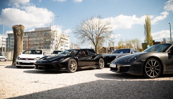 Fekete Ferrari Spider kabrió a Premium Car Outlet parkolójában.