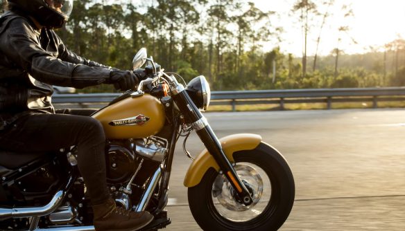 Egy Harley Davidson motoron utazik valaki a háttérben naplementével. A legnépszerűbb motorok listáját gyűjtöttük össze.