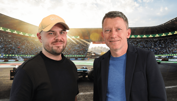 A Használtautó.hu GT beszélgetőtársai, balra Lőcsei Dániel brand manager, jobbra Wéber Gábor, Forma-1 kommentátor. A háttérben autóverseny-pálya.