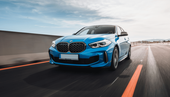 Egy kék BMW az autópályán