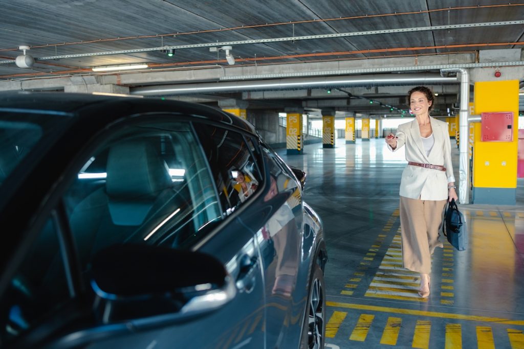 Egy nő nyitja ki kulccsal a mélygarázsban álló autóját. A garázs árak kitartóan emelkedtek az elmúlt években.