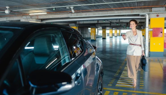 Egy nő nyitja ki kulccsal a mélygarázsban álló autóját. A garázs árak kitartóan emelkedtek az elmúlt években.