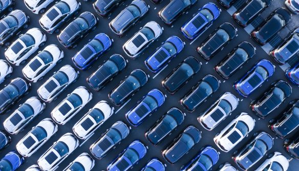 Légifelvétel rengeteg egymás mellett álló, értékesítésre váró új autóról.