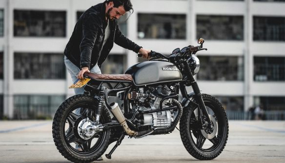 Egy Honda motor mellett áll egy férfi