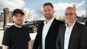 A Használtautó.hu GT friss adásának résztvevői, balról jobbra: Lőcsei Dániel, a Használtautó.hu brand managere, valamint Berkesi Gyula és Kovács Zoltán, a Premium Car Outlet kereskedés két ügyvezetője.