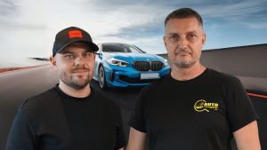 Lőcsei Dániel, a Használtautó.hu brand managere (balra) és Varga Tibor, az Autóvizsgálat.hu tulajdonosa (jobbra). A kép hátterében egy kék BMW látható.