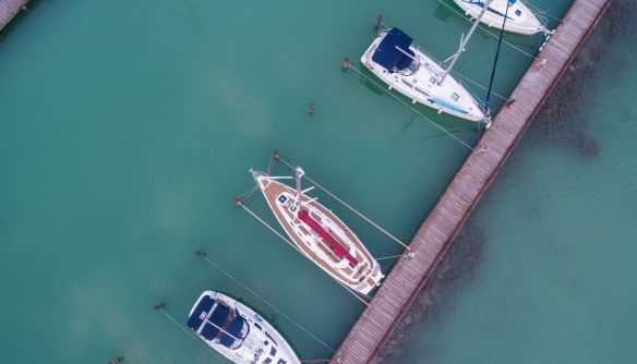Vitorláshajók egy balatoni kikötőben, felülnézetből.