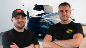 Lőcsei Dániel, a Használtautó.hu brandmanagere és Varga Tibor állapotfelmérő szakértő