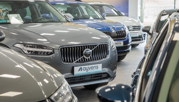 Eladó autók az Ayvens mobilitási szolgáltató kínálatában. A kép fókuszában egy szürke Volvo orra látható, rajta egy Ayvens logóval ellátott rendszámmal.