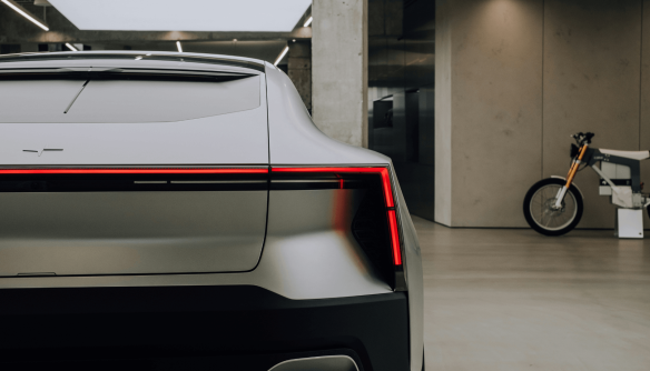 A jövő autója parkol, mellette egy futurisztikus motor