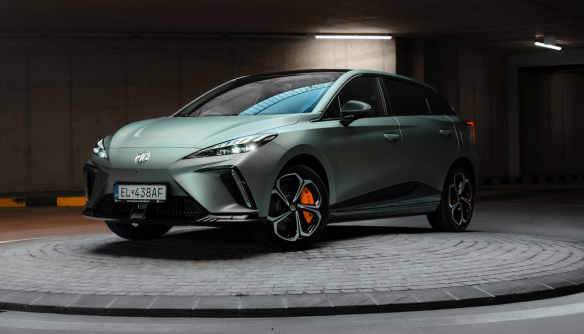 Egy MG márkájú, sötétzöld autó áll egy kiállítótérben, sötét háttér előtt. Az MG is szerepel a legnépszerűbb kínai márkák listáján.