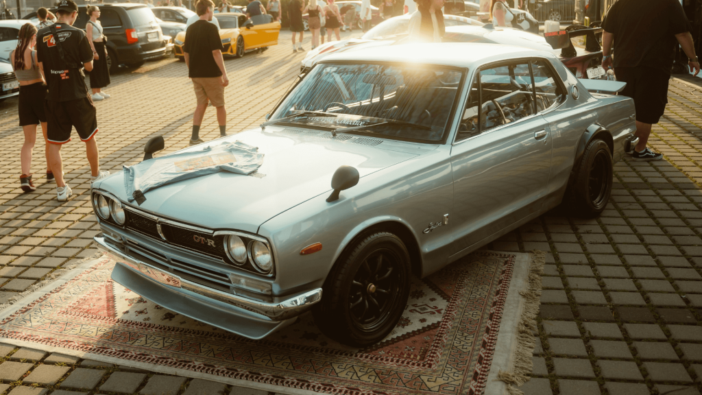 Fotó egy ezüst színű, retró Nissan Skyline GT-R-ről