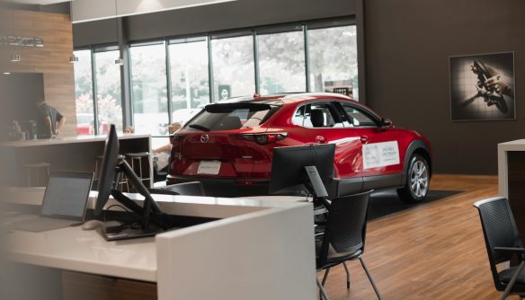 Új autó forgalomba helyezése – piros Mazda bemutatóteremben