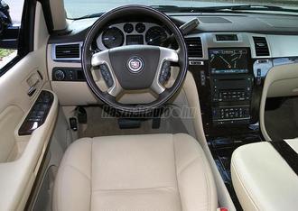 Egy tiszta, rendezett autó műszerfalának fotója