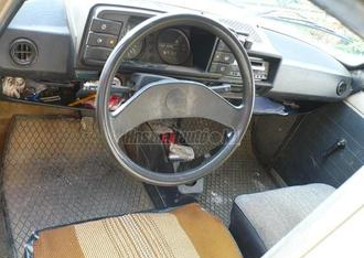 Elrettentő példa: a fotózott autóban sok kacat és szemét látható.