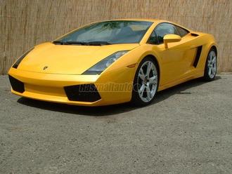 Sárga Lamborghini fotója semleges, természetes háttér előtt.