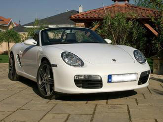 Hátulról érkező fényben fotózott autó. Az autó szépen meg van világítva.