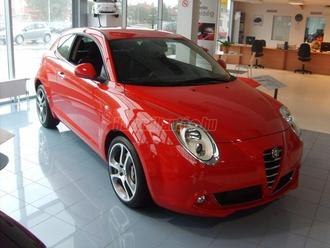 Szalonban fotózott autó, a háttérben fényes ablakokkal. A fénymérőt az autóhoz igazították, így az nincs teljesen árnyékban.