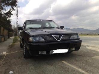 Borús időben fotózott autó. Az alulról készült képen sok ég látszódik, a kép többi része - az autóval együtt - elsötétül.