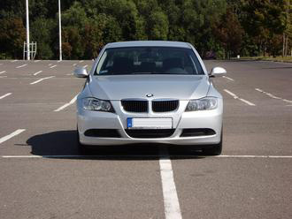 Ezüst BMW fotója. A képen itt nincs semmilyen zavaró csillogás a motorháztetőn.