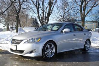 Ezüst Lexus fotója, a háttérben havas tájjal. Az autóról a hó le van takarítva.