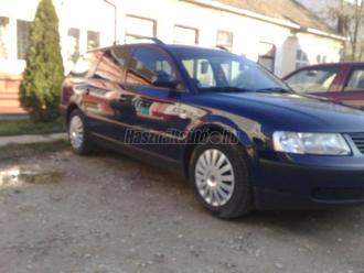 Sötétkék autó, aminek az orra lelóg a képről, bal oldalon pedig sok felesleges hely látszik. 