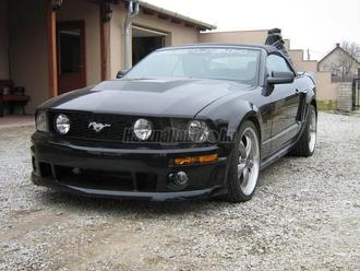 Éles, nagy felbontású fotó egy fekete Ford Mustangról.
