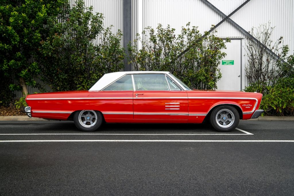 Egy piros 1958-as Plymouth Fury. Ilyen típus volt a Stephen King regényéből ismert Christine.