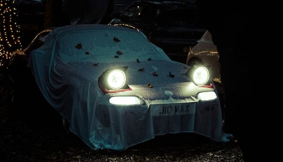 Lepellel fedett halloweeni "szellemautó"