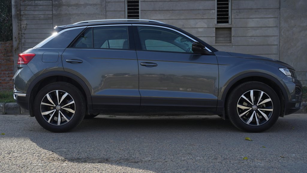 A képen egy ezüst Volkswagen T-roc látható.