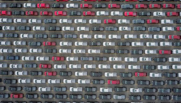 A képen több tucat autó látható különböző színekben felülnézetből.