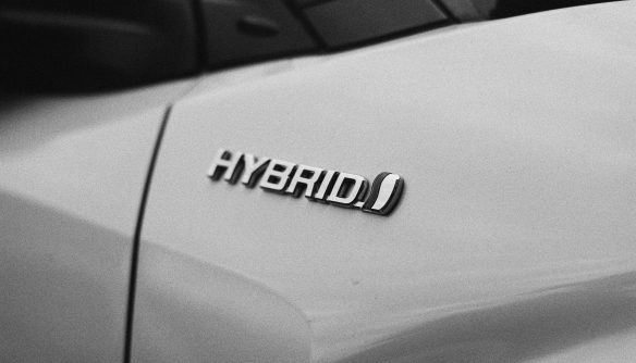A képen egy autó oldala látszódik, amin van egy hybrid felirat.